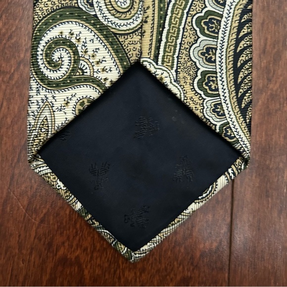 Brooks Brothers Green and Cream Paisley Tie - Picture 8 of 11